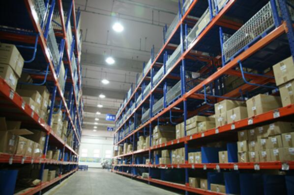 电商仓里货架