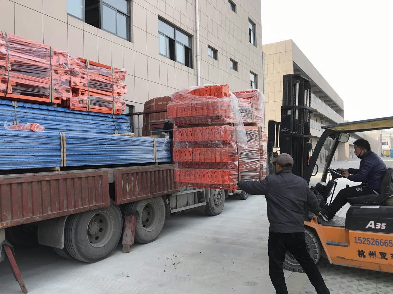 穿梭货架交付客户