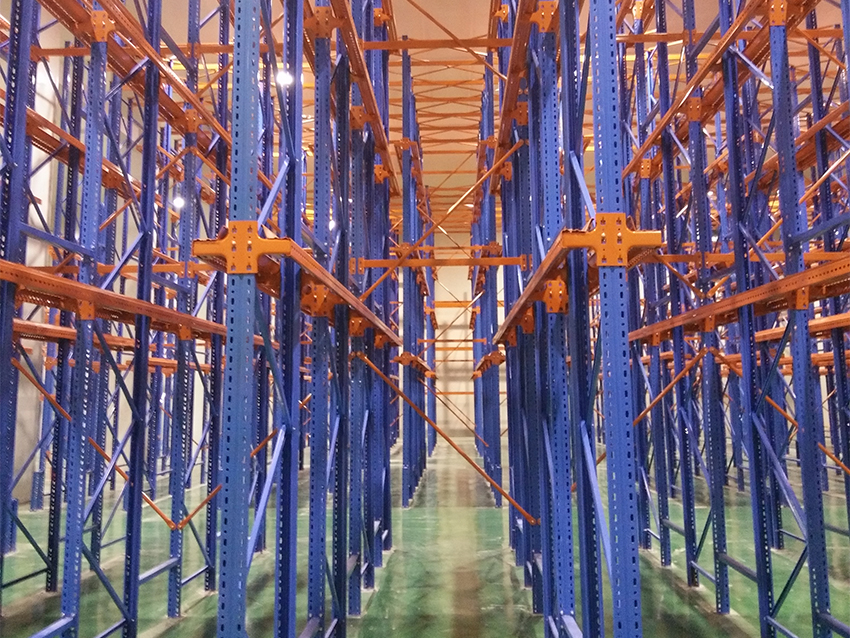 贯通式仓储货架图片
